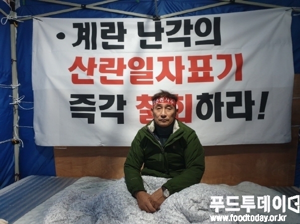 이홍재 대한양계협회장이 청주시 오송읍 식품의약품안전처 앞에서 계란 난각의 산란일지표기를 철회하라는 목적으로 무기한 천막농성에 돌입했다.   